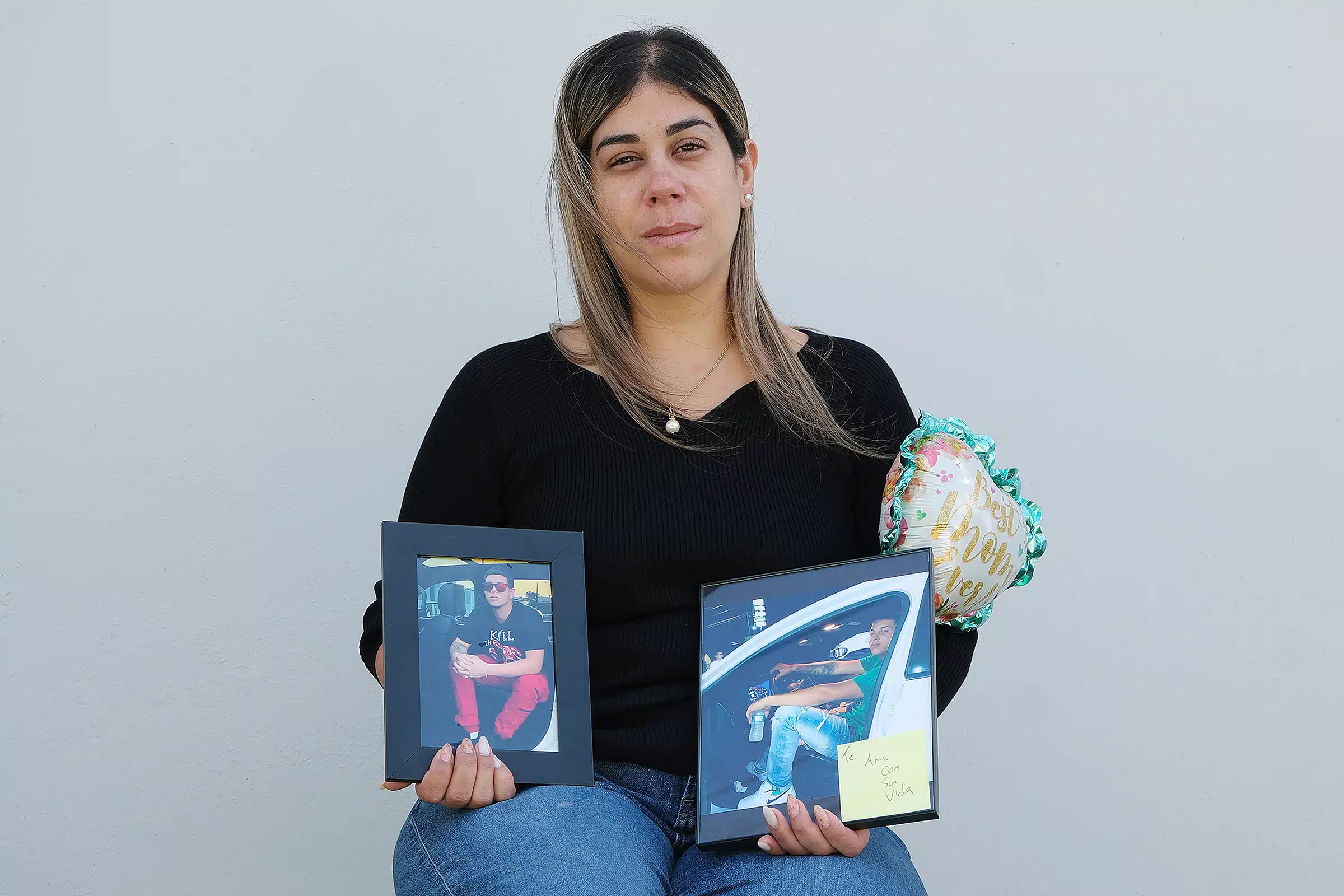 Itza Rivera – caso Keneth Fonseca Rivera II 3 Madre con foto de hijo