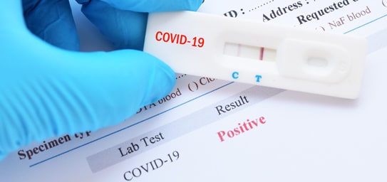 ¿Sabes qué hacer si tienes contacto con una persona positiva a COVID-19 o si obtienes un resultado positivo a COVID-19?
